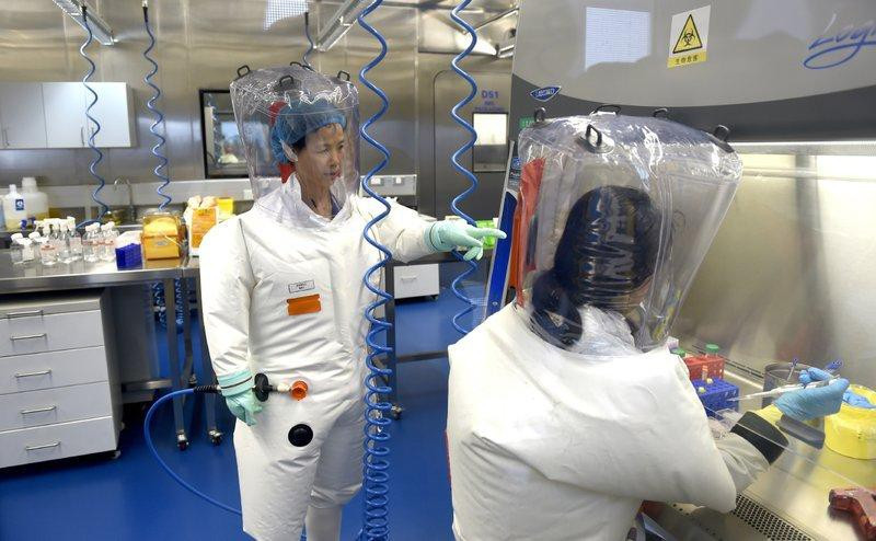 Các nhà nghiên cứu Trung Quốc tại Viện virus học Vũ Hán. Các nhà nghiên cứu Trung Quốc tại Viện virus học Vũ Hán.