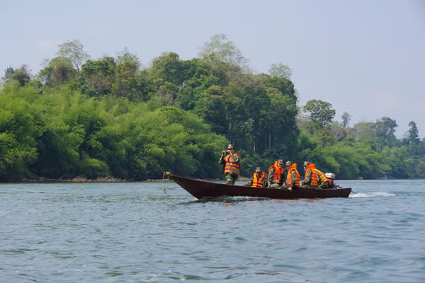Cán bộ, chiến sĩ Đồn Biên phòng Ia Chía tuần tra tuyến biên giới trên sông. Ảnh: Anh Huy