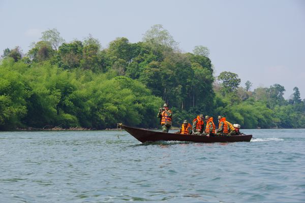 Cán bộ, chiến sĩ Đồn Biên phòng Ia Chía (huyện Ia Grai) tuần tra bảo vệ tuyến biên giới trên sông. Ảnh: Anh Huy Cán bộ, chiến sĩ Đồn Biên phòng Ia Chía tuần tra tuyến biên giới trên sông. Ảnh: Anh Huy