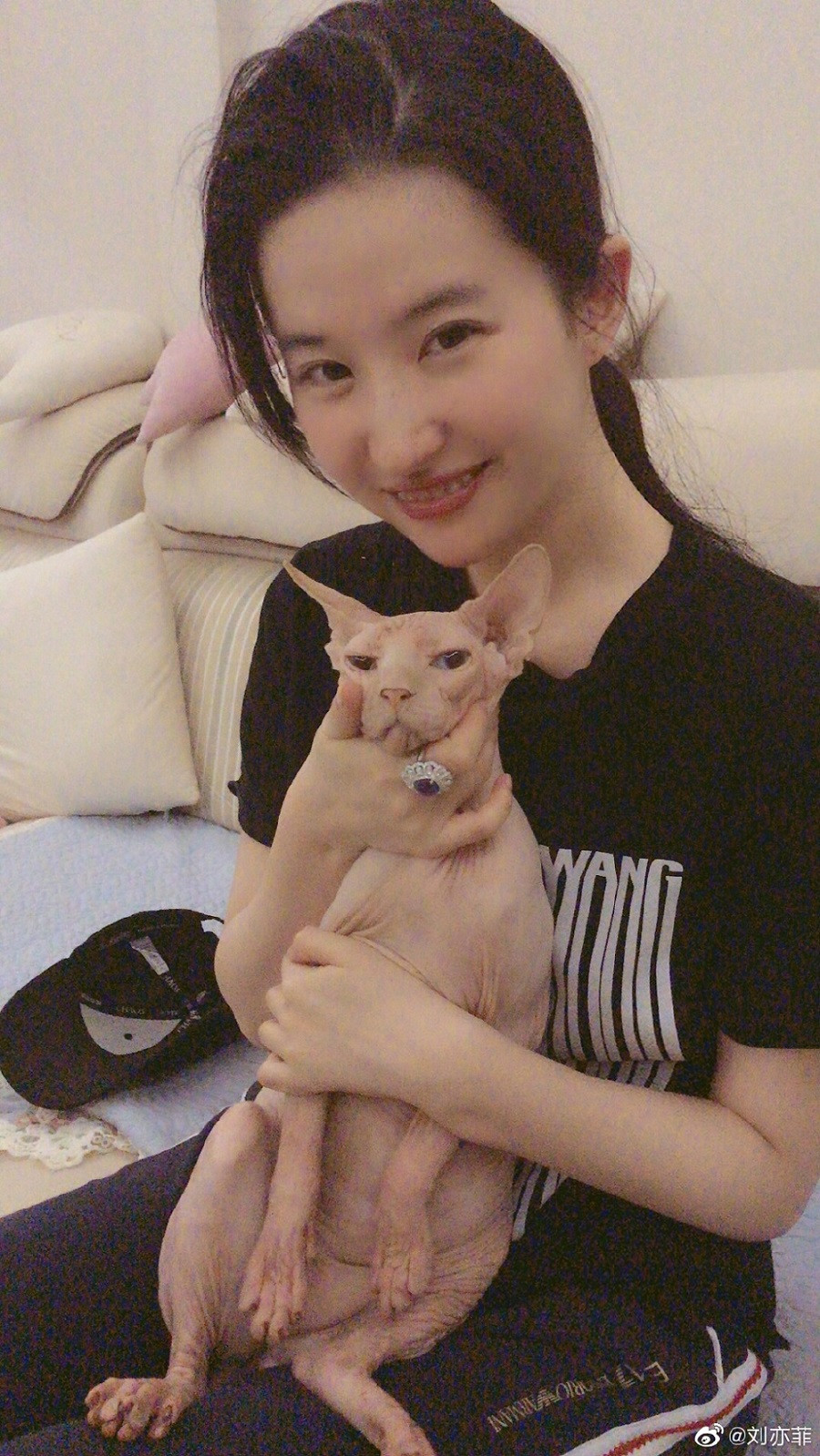 Lưu Diệc Phi mặc dù không trang điểm vẫn rất xinh đẹp