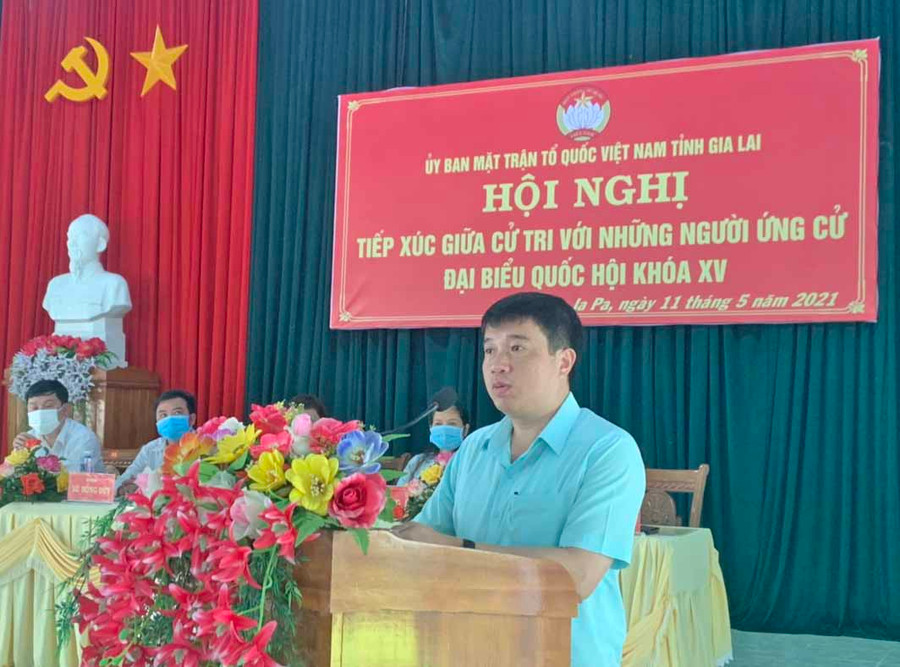 Ông Lê Hoàng Anh-Uỷ viên Ban Chấp hành Đảng bộ cơ quan văn phòng Quốc hội, Bí thư chi bộ, Giám đốc Thư viện Quốc hội, Uỷ viên ban Thư ký Quốc hội phát biểu tại Hội nghị tiếp xúc cử tri huyệ