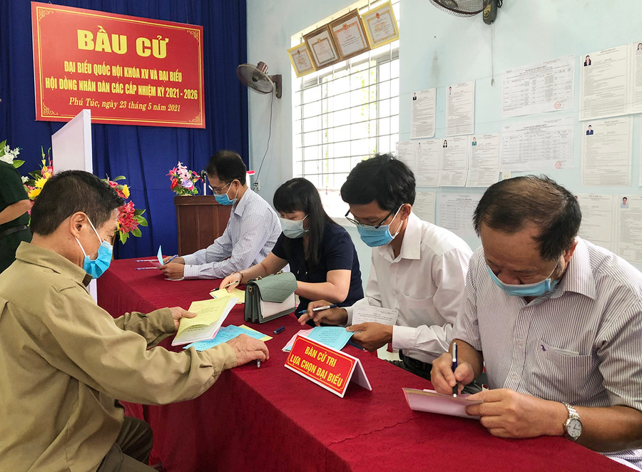 Cử tri tổ 6 (thị trấn Phú Túc, huyện Krông Pa) lựa chọn bầu những đại biểu xứng đáng vào Quốc hội và HĐND các cấp. Ảnh: Lê Nam Cử tri tổ 6 (thị trấn Phú Túc, huyện Krông Pa) lựa chọn bầu những đại biểu xứng đáng vào Quốc hội và HĐND các cấp. Ảnh: Lê Nam