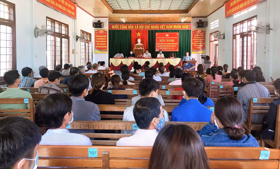 Quang cảnh buổi tiếp xúc cử tri của các ứng cử viên đại biểu HĐND tỉnh thuộc đơn vị bầu cử số 17 (huyện Kbang) tại thị trấn Kbang. Ảnh: Minh Triều