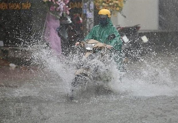 Người dân vất vả di chuyển giữa làn nước ngập sâu trên đường Ung Văn Khiêm (quận Bình Thạnh, Thành phố Hồ Chí Minh). (Ảnh: Hồng Giang/TTXVN)