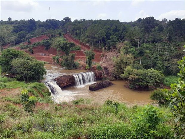 Cải tạo, san lấp mặt bằng trái phép tại khu vực thác Cá Sấu (phường Nghĩa Tân, thành phố Gia Nghĩa). (Ảnh: Hưng Thịnh/TTXVN)