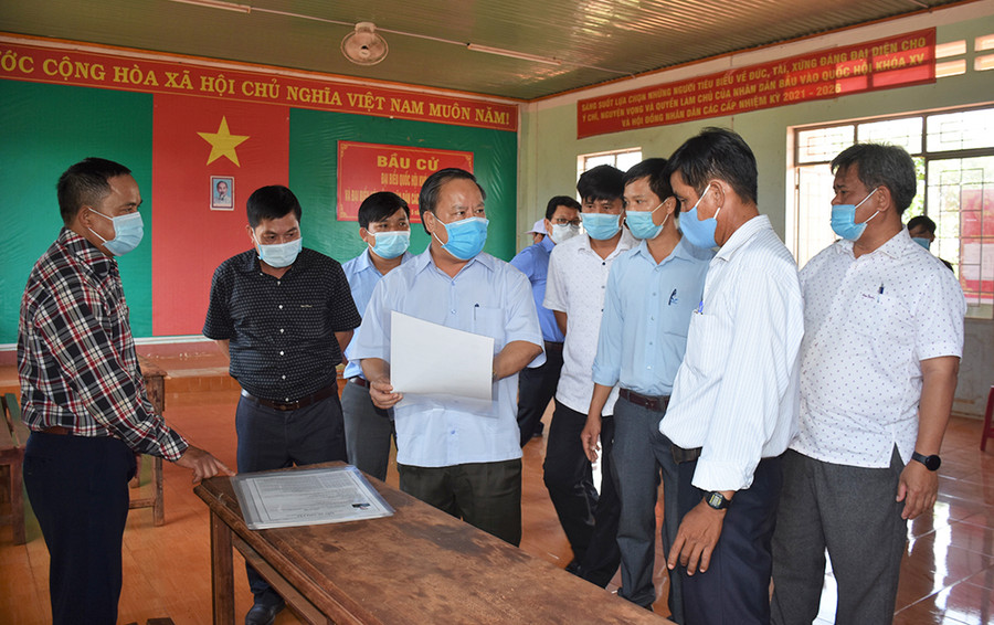  Phó Bí thư Thường trực Tỉnh ủy Châu Ngọc Tuấn kiểm tra công tác chuẩn bị bầu cử tại khu vực bầu cử làng Kol (xã Trang). Ảnh: Trần Dung