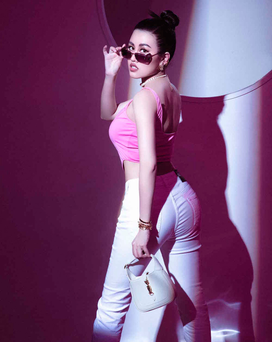 Những thiết kế thời trang của cô luôn được ngôi sao trong nước và quốc tế đón nhận, trong đó có Hoa hậu hoàn vũ Catriona Gray, Hoa hậu Liên lục địa Karen Gallman và Hoa hậu Siêu quốc gia Anntonia Porsild. ẢNH: TIÊN NGUYỄN