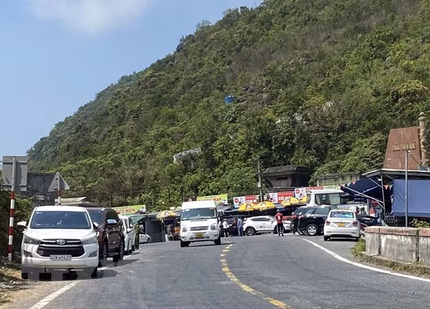 Nhiều phương tiện giao thông trên đỉnh đèo Hải Vân sáng 1/5. (Ảnh: Quốc Dũng/TTXVN)