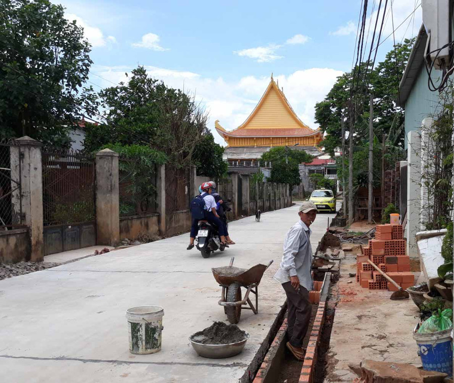 Thi công cống thoát nước ở hẻm 09 Mạc Đăng Dung (TP. Pleiku). Ảnh: Thất Sơn