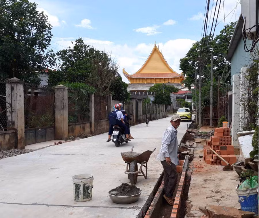 Thi công cống thoát nước ở hẻm 09 Mạc Đăng Dung (TP. Pleiku). Ảnh: Thất Sơn