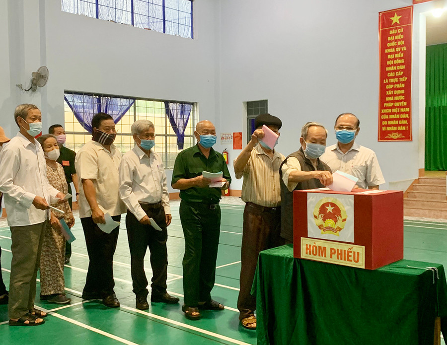  Cử tri tổ 3 và tổ 4 phường Hoa Lư (TP. Pleiku) bỏ phiếu tại Khu vực bầu cử số 2. Ảnh: Phương Linh