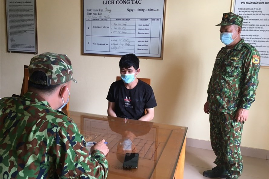 Một trường hợp nhập cảnh trái phép bị bắt. Ảnh: Hữu Việt Một trường hợp nhập cảnh trái phép bị bắt. Ảnh: Hữu Việt