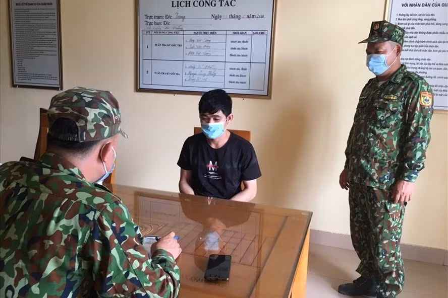 Một trường hợp nhập cảnh trái phép bị bắt. Ảnh: Hữu Việt