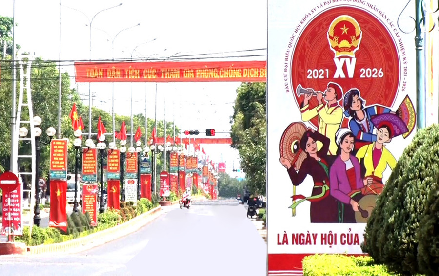 Cử tri phường Yên Thế (TP. Pleiku) thực hiện quy định phòng-chống dịch tại khu vực bỏ phiếu. Ảnh: Đức Thụy