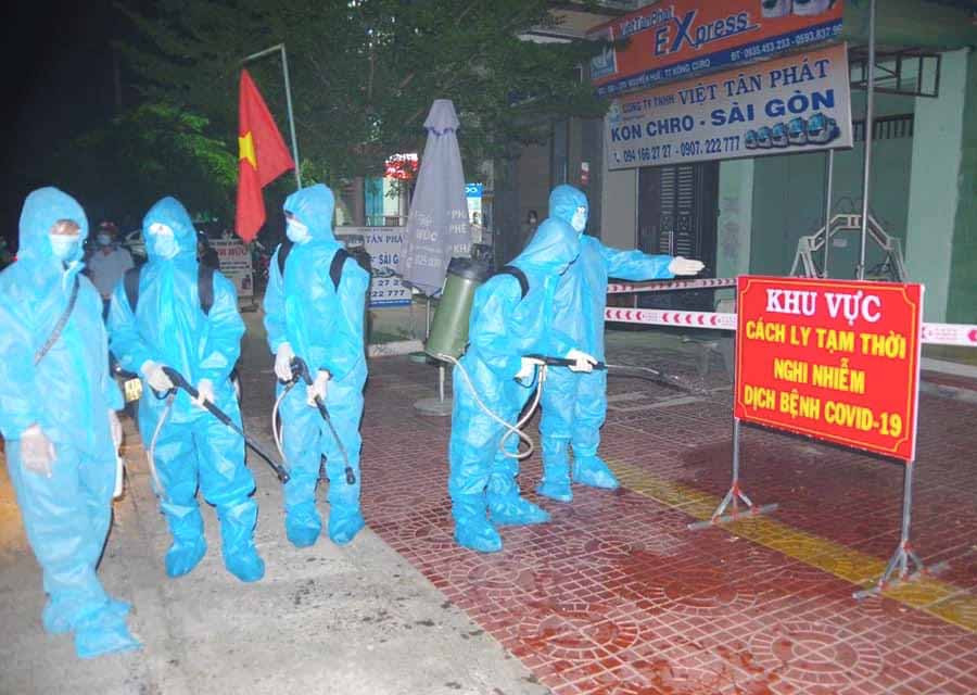 Lực lượng Tiểu đội (Sư đoàn Bộ binh 2, Quân khu 5) thực hiện phun khử khuẩn tại các điểm cách ly tại nhà. Ảnh Thúy Ngọ (1)