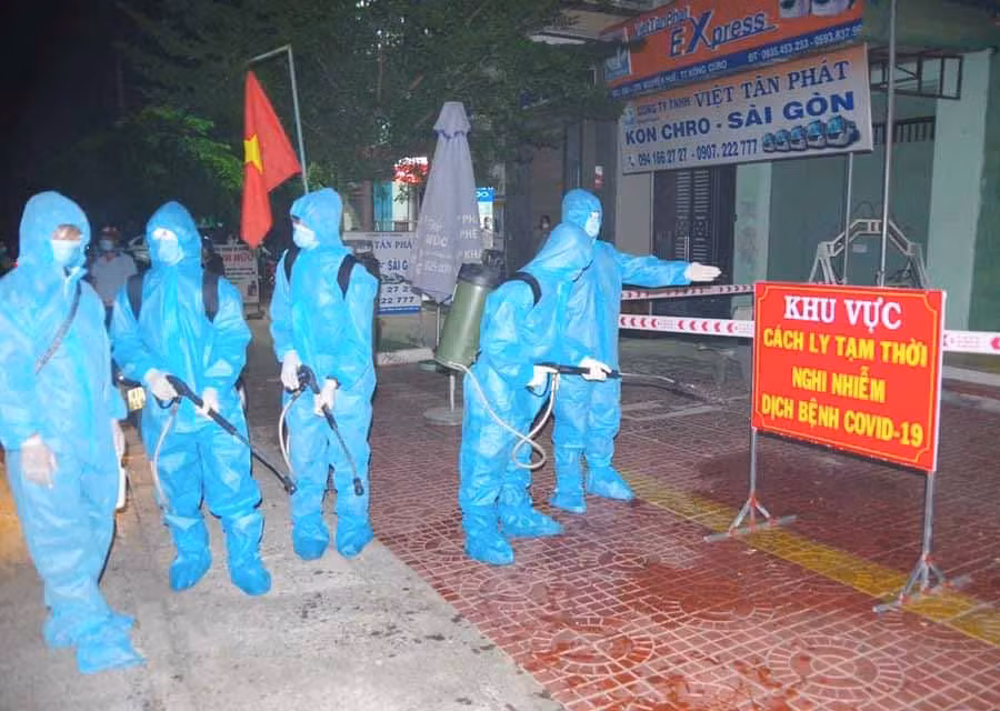 Lực lượng Tiểu đội (Sư đoàn Bộ binh 2, Quân khu 5) thực hiện phun khử khuẩn tại các điểm cách ly tại nhà. Ảnh Thúy Ngọ (1)