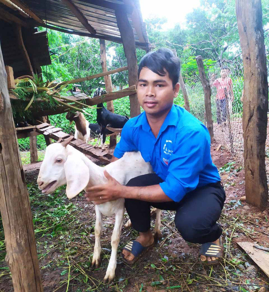 Anh Kpuih Kem bên đàn dê của mình