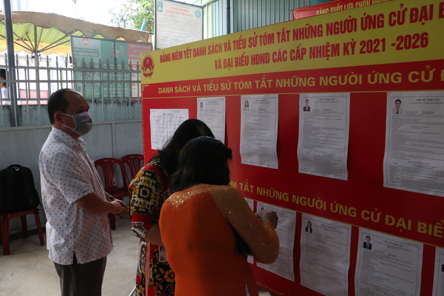 Ông Ra Lan Chung-Phó Bí thư Tỉnh ủy xem danh sách và tiểu sử tóm tắt những người ứng cử đại biểu Quốc hội và đại biểu HĐND các cấp. Ảnh: Quang Tấn