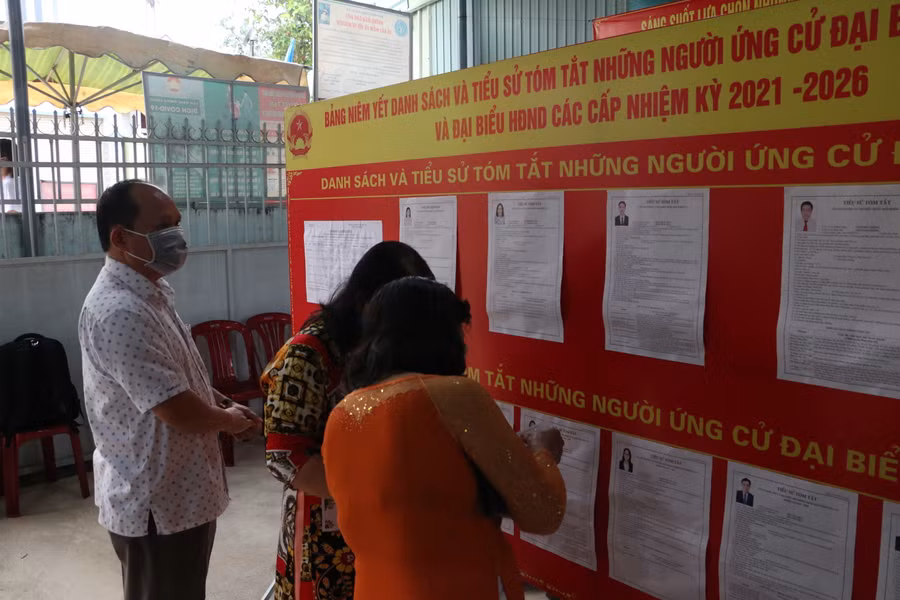 Ông Ra Lan Chung-Phó Bí thư Tỉnh ủy xem danh sách và tiểu sử tóm tắt những người ứng cử đại biểu Quốc hội và đại biểu HĐND các cấp. Ảnh: Quang Tấn