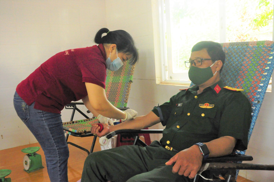  Cán bộ của đơn vị tham gia hiến máu. Ảnh: Vĩnh Hoàng