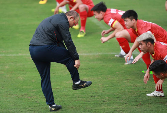 HLV Park Hang-seo đang tìm kiếm nhân tố có thể thay Đỗ Hùng Dũng ở tuyển Việt Nam. Ảnh: NGÔ TRẦN