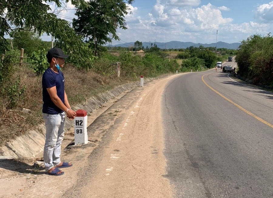 Đối tượng Phú tại hiện trường vụ án. Ảnh: Văn Ngọc Đối tượng Phú tại hiện trường xảy ra vụ án. Ảnh: Văn Ngọc