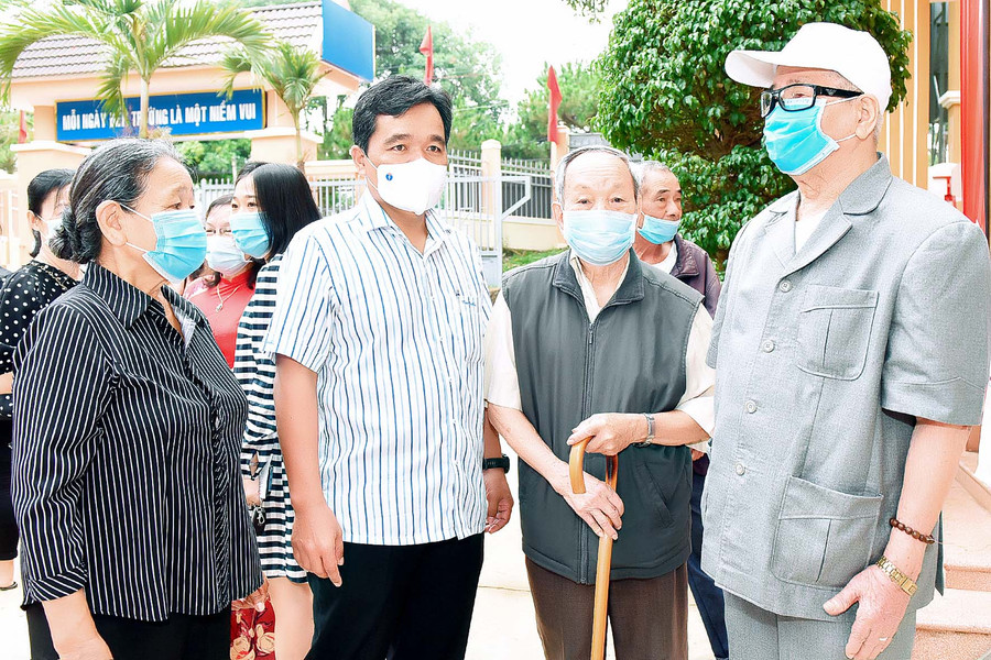 Đồng chí Hồ Văn Niên-Ủy viên Ban Chấp hành Trung ương Đảng, Bí thư Tỉnh ủy, Trưởng đoàn đại biểu Quốc hội tỉnh trao đổi với các cử tri cao tuổi ở phường Hoa Lư (TP. Pleiku). Ảnh: Đức Thụy ông hồ văn niên bí thư tỉnh ủy trao đổi với các củ tri cao tuổi ở phường hoa lư (2)