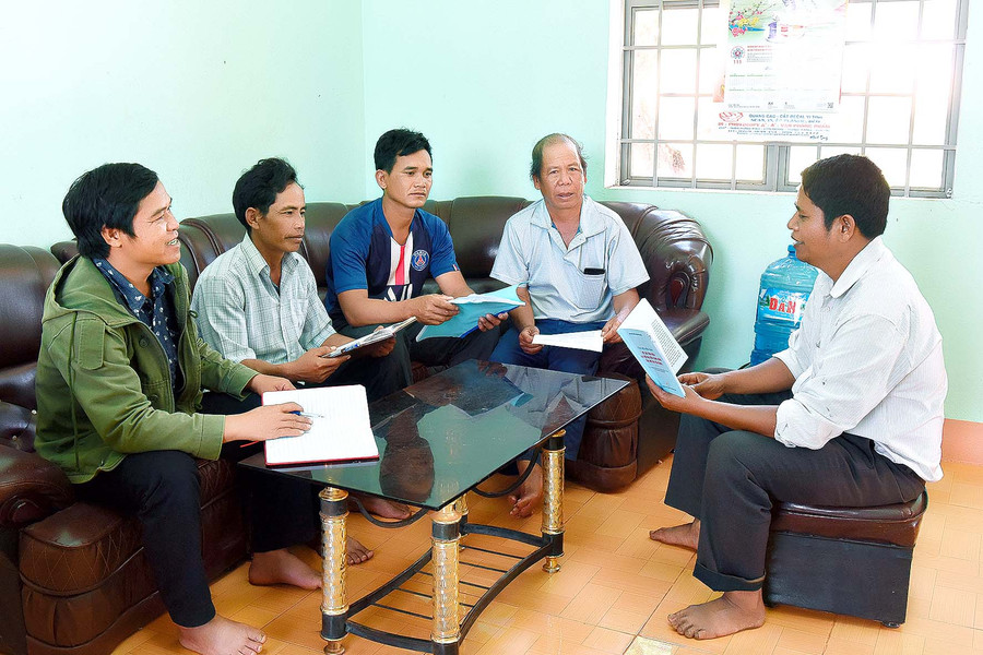 Thành viên Ủy ban bầu cử xã Đak Trôi, huyện Mang Yang triển khai kế hoạch tuyên truyền bầu cử đại biểu Quốc hội khóa XV và đại biểu HĐND các cấp nhiệm kỳ 2021-2026 cho các thôn trưởng, Bí thư chi bộ và người có uy tín ở các thôn làng. 