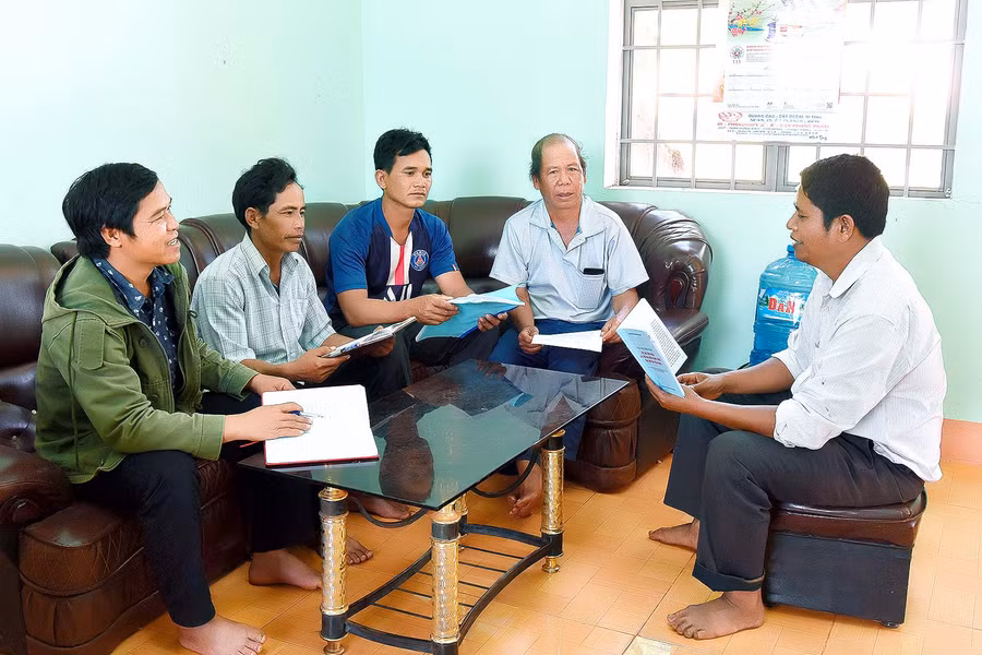 Thành viên Ủy ban bầu cử xã Đak Trôi, huyện Mang Yang triển khai kế hoạch tuyên truyền bầu cử đại biểu Quốc hội khóa XV và đại biểu HĐND các cấp nhiệm kỳ 2021-2026 cho các thôn trưởng, Bí thư chi bộ và người có uy tín ở các thôn làng. 