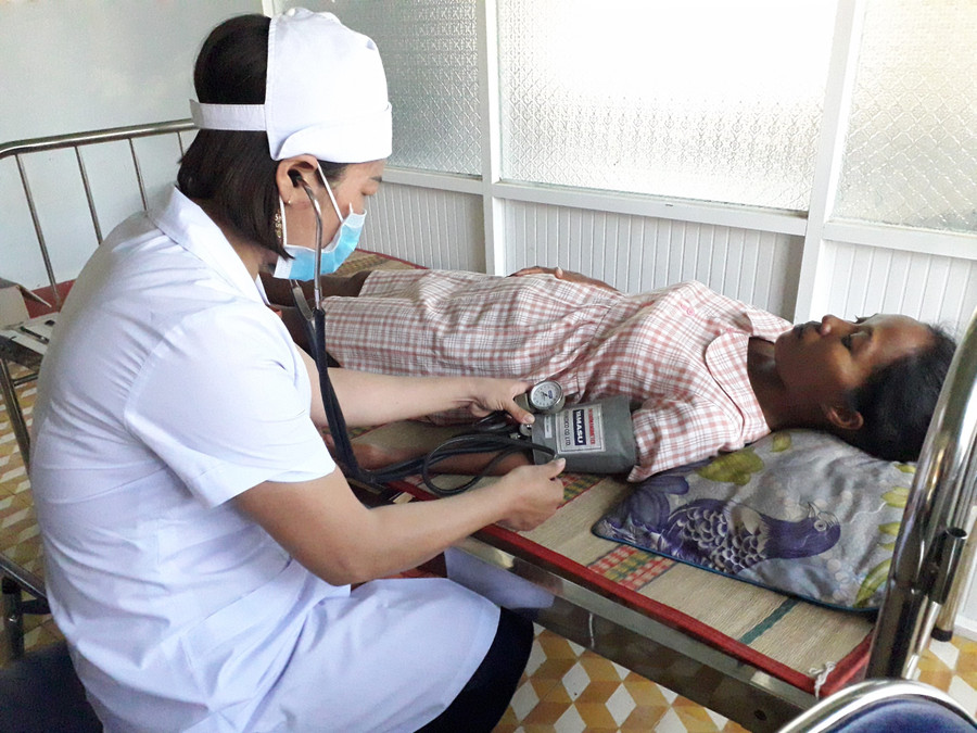 Y, Bác si Trạm y tế xã Ia Mlah cham sóc sức khỏe cho chị em phụ nữ xã