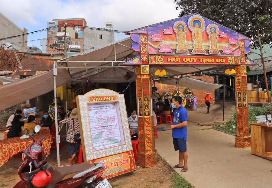 Hẻm 355 Hùng Vương bao trùm không khí tang thương. Ảnh: Văn Ngọc