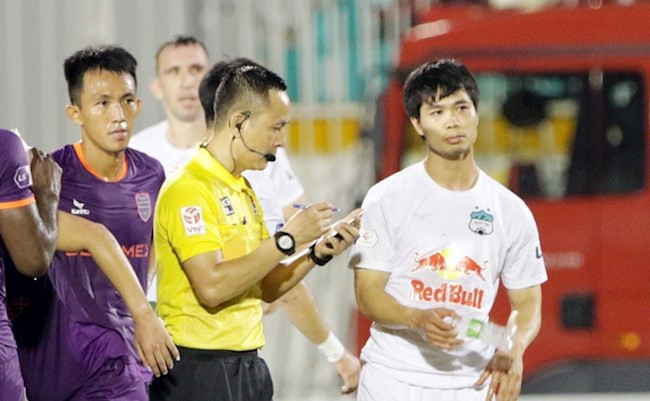 Công Phượng bị trọng tài phạt thẻ vàng. Ảnh: MINH TRẦN