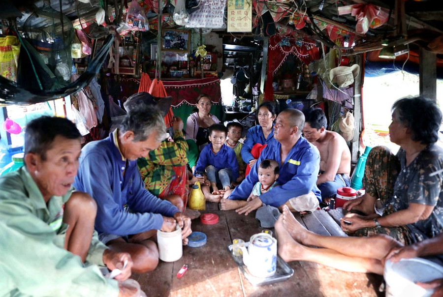 Gia đình ông Nguyễn Văn Lắm gồm 4 thế hệ trở về từ Biển Hồ sống lênh đênh trên ghe. ẢNH: NGỌC DƯƠNG