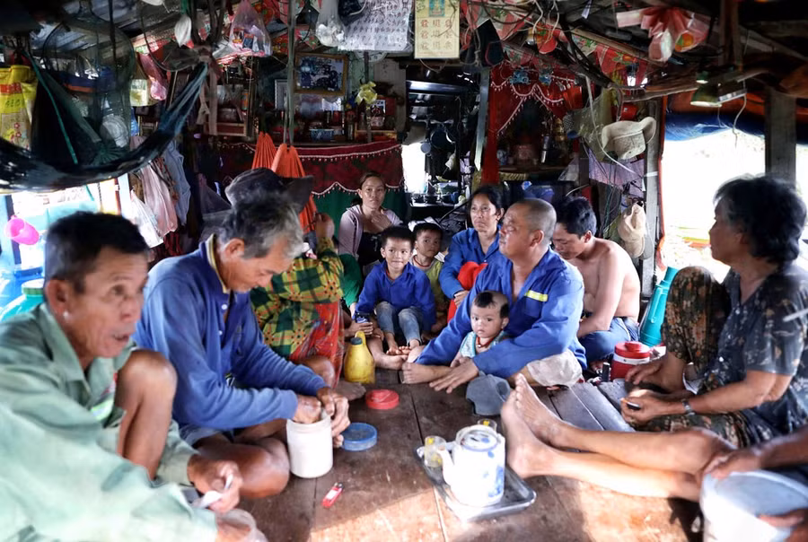 Gia đình ông Nguyễn Văn Lắm gồm 4 thế hệ trở về từ Biển Hồ sống lênh đênh trên ghe. ẢNH: NGỌC DƯƠNG