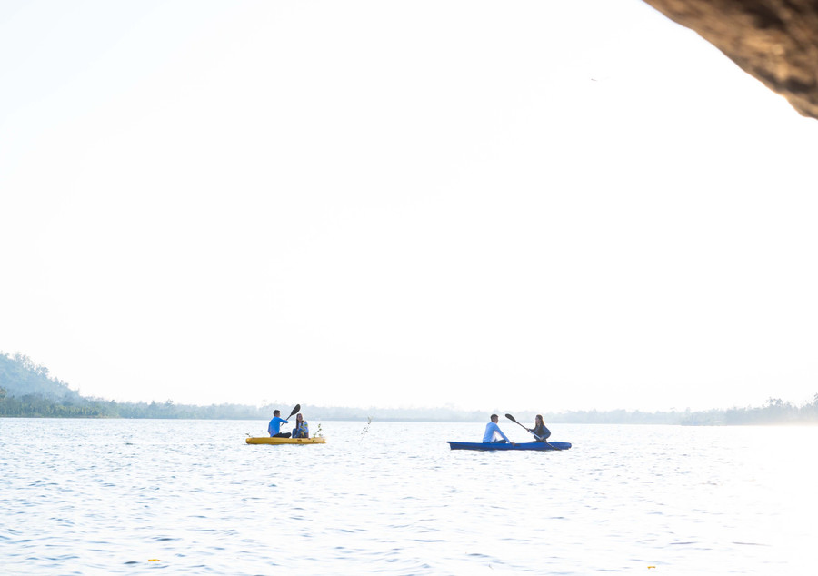 Các bạn trẻ rất thích thú khi có những tấm ảnh đẹp ở đây