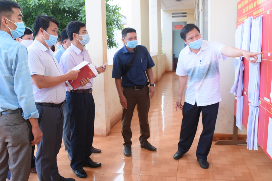 Đồng chí Trương Văn Đạt kiểm tra công tác chuẩn bị bầu cử tại UBND xã Ia Hrú (huyện Chư Pưh). Ảnh: Phương Duyên 13-5 Đồng chí Trương Văn Đạt kiểm tra công tác chuẩn bị bầu cử tại UBND xã Ia Hrú (huyện Chư Pưh)-ảnh Phương Duyên