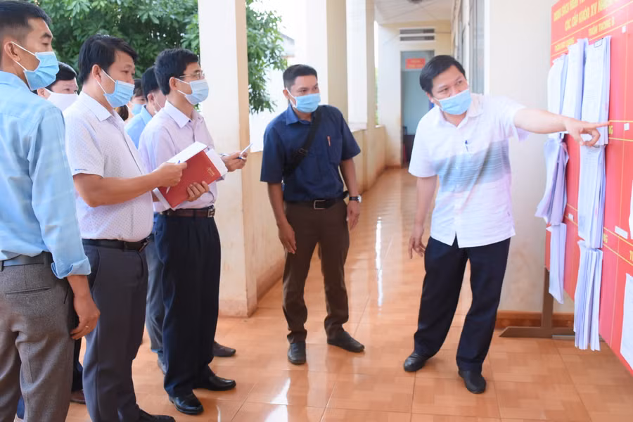 13-5 Đồng chí Trương Văn Đạt kiểm tra công tác chuẩn bị bầu cử tại UBND xã Ia Hrú (huyện Chư Pưh)-ảnh Phương Duyên