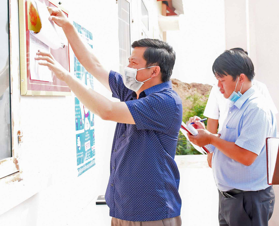 11-5 Đồng chí Trương Văn Đạt-Phó Chủ tịch HĐND tỉnh kiểm tra công tác niêm yết danh sách cử tri tại khu vực bỏ phiếu-ảnh Phương Duyên