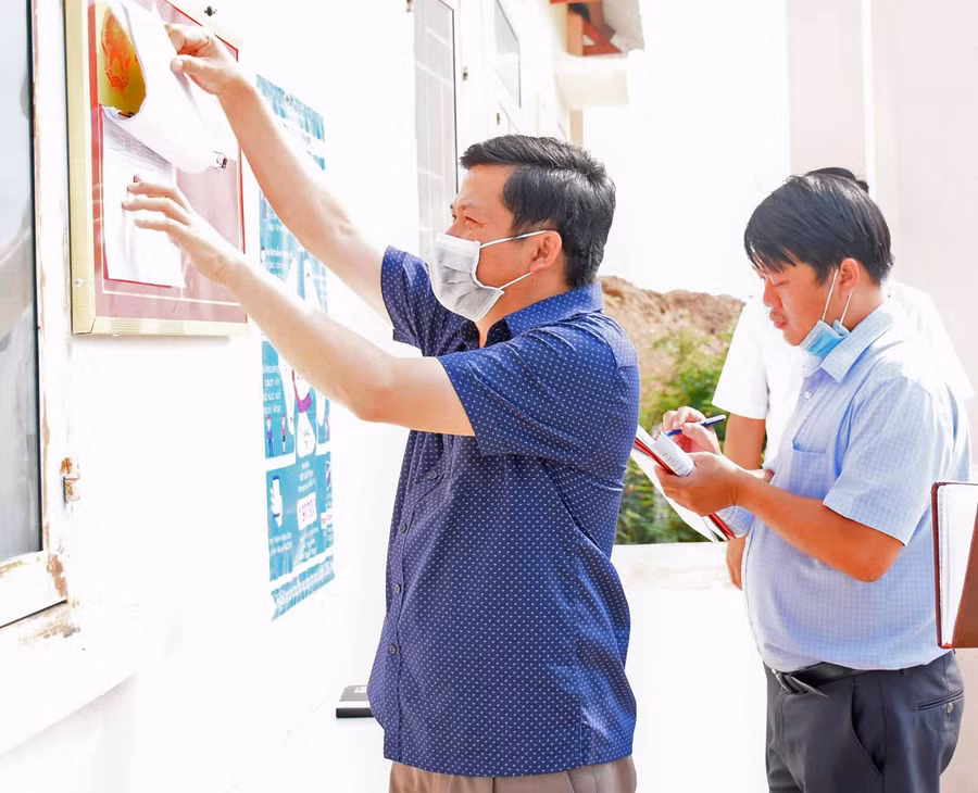 11-5 Đồng chí Trương Văn Đạt-Phó Chủ tịch HĐND tỉnh kiểm tra công tác niêm yết danh sách cử tri tại khu vực bỏ phiếu-ảnh Phương Duyên