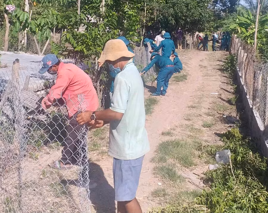 Người dân xã Uar dỡ hàng rào để mở rộng đường giao thông nông thôn