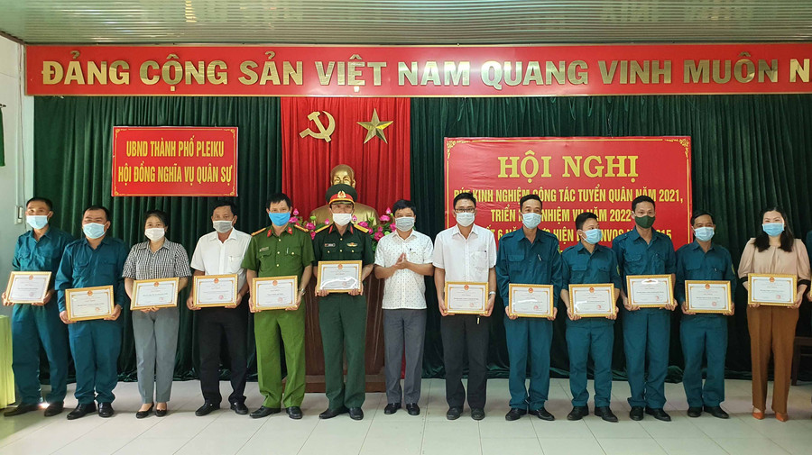 Chủ tịch UBND TP trao giấy khen cho các tập thể có thành tích xuất sắc công tác tuyển quân năm 2021