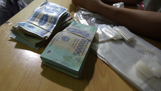 Các đối tượng đánh bạc và tang vật vụ án Các đối tượng đánh bạc và tang vật vụ án