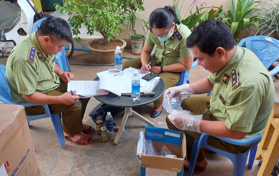 Đoàn kiểm tra lập biên bản vi phạm tại cơ sở kinh doanh phân Diệu Hường