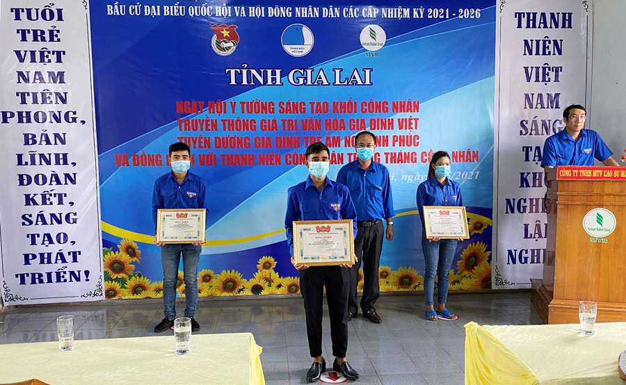 Anh Phan Hồ Giang-Phó Bí thư Thường trực Tỉnh Đoàn trao bằng khen cho các cá nhân có ý tưởng sáng tạo. Ảnh: Hà Đức Thành  Anh Phan Hồ Giang-Phó Bí thư Tỉnh Đoàn trao bằng khen cho các cá nhân có ý tưởng giải pháp sáng tạo. Ảnh: Hà Đức Thành