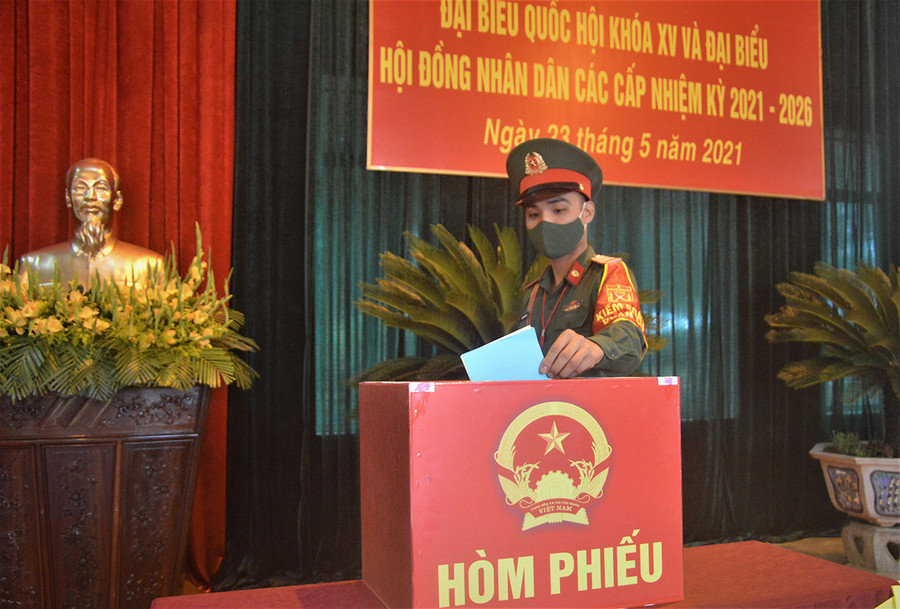 Trung sĩ Nguyễn Thế Toàn-chiến sĩ Kiểm soát Quân sự (Trung đội Vệ binh, Phòng Tham mưu, Bộ Chỉ huy Quân sự tỉnh) tham gia bỏ phiếu. Ảnh: Anh Huy Trung sĩ NGUYỄN THẾ TOÀN - Chiến sĩ Kiểm soát Quân sự, Trung đội Vệ binh, Phòng Tham mưu, Bộ Chỉ huy Quân sự tỉnh Gia Lai tham gia bỏ phiếu. Ảnh: Anh Huy