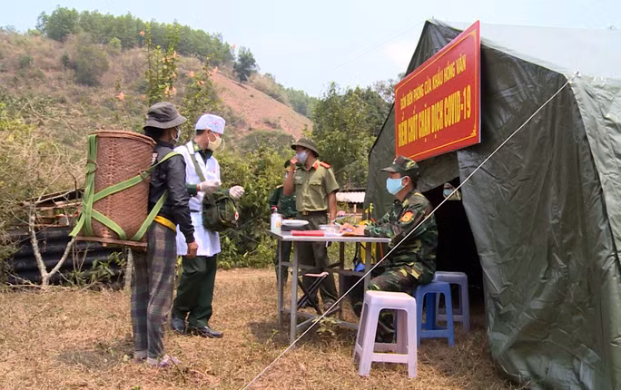 Lực lượng liên ngành bám chốt kiểm dịch ở cửa khẩu Hồng Vân (tỉnh Thừa Thiên - Huế)Ảnh: Quang Nhật