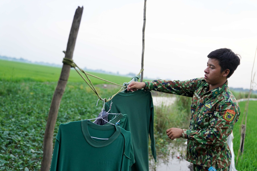 Quần áo giặt dưới ruộng và phơi trên bờ ruộng. ẢNH: ĐỘC LẬP