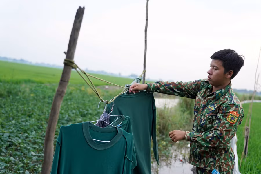 Quần áo giặt dưới ruộng và phơi trên bờ ruộng. ẢNH: ĐỘC LẬP