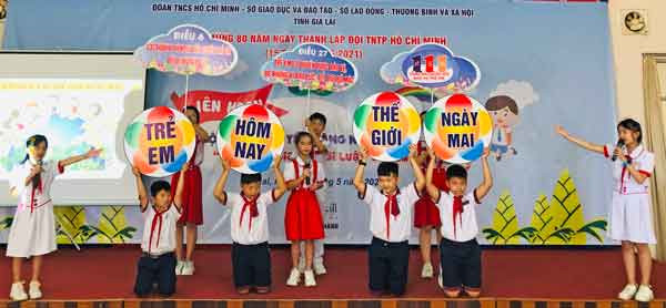 Phần thi hùng biện của đội tuyên truyền măng non huyện Chư Sê. Ảnh Thủy Bình.