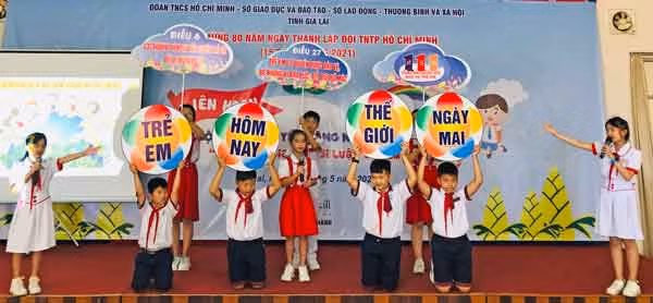 Phần thi hùng biện của đội tuyên truyền măng non huyện Chư Sê. Ảnh Thủy Bình.